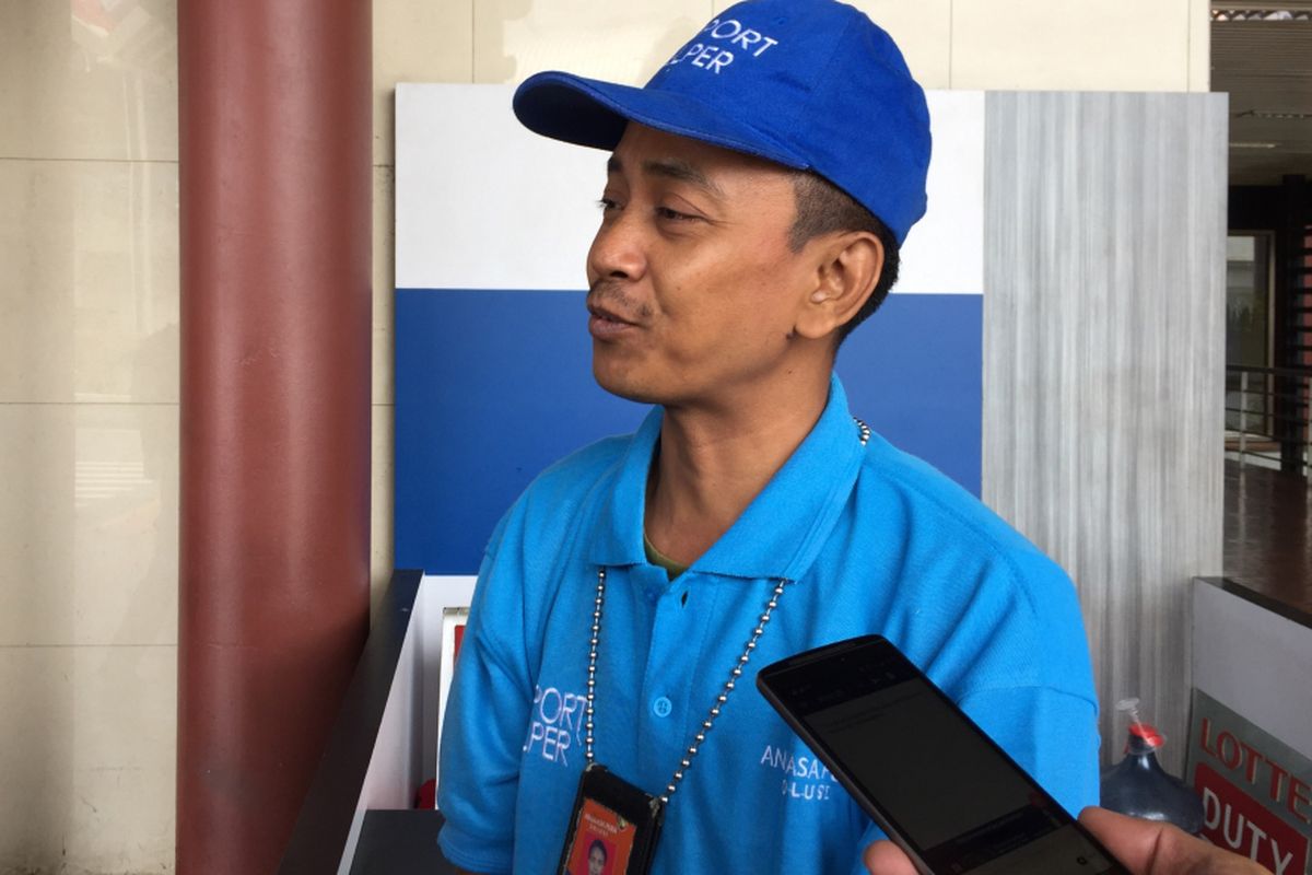 Sukri, seorang airport helper di Terminal 2 Bandara Soekarno-Hatta, Selasa (10/10/2017), saat menceritakan pengalamannya ketika menghadapi penumpang yang mau memberi uang tip. Tangan kanan Sukri sempat bengkak setelah dipaksa penumpang menerima uang tip beberapa hari lalu. 