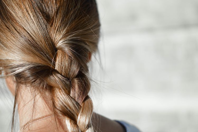 Menguncir atau mengepang rambut terlalu kencang bisa menyebabkan rambut mudah rontok.