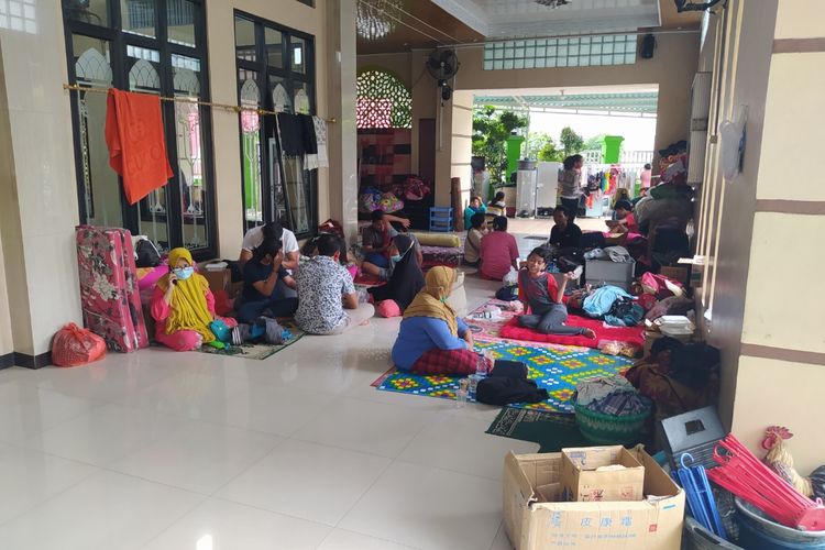 Warga RW 008, Kelurahan Periuk, Kecamatan Periuk, Kota Tangerang, Banten yang mengungsi di tempat evakuasi karena rumah mereka masih terendam banjir sejak Sabtu (20/2/2021) hingga Selasa (23/2/2021) siang.