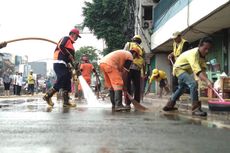 Lumpur di Jalan Jatinegara Dibersihkan