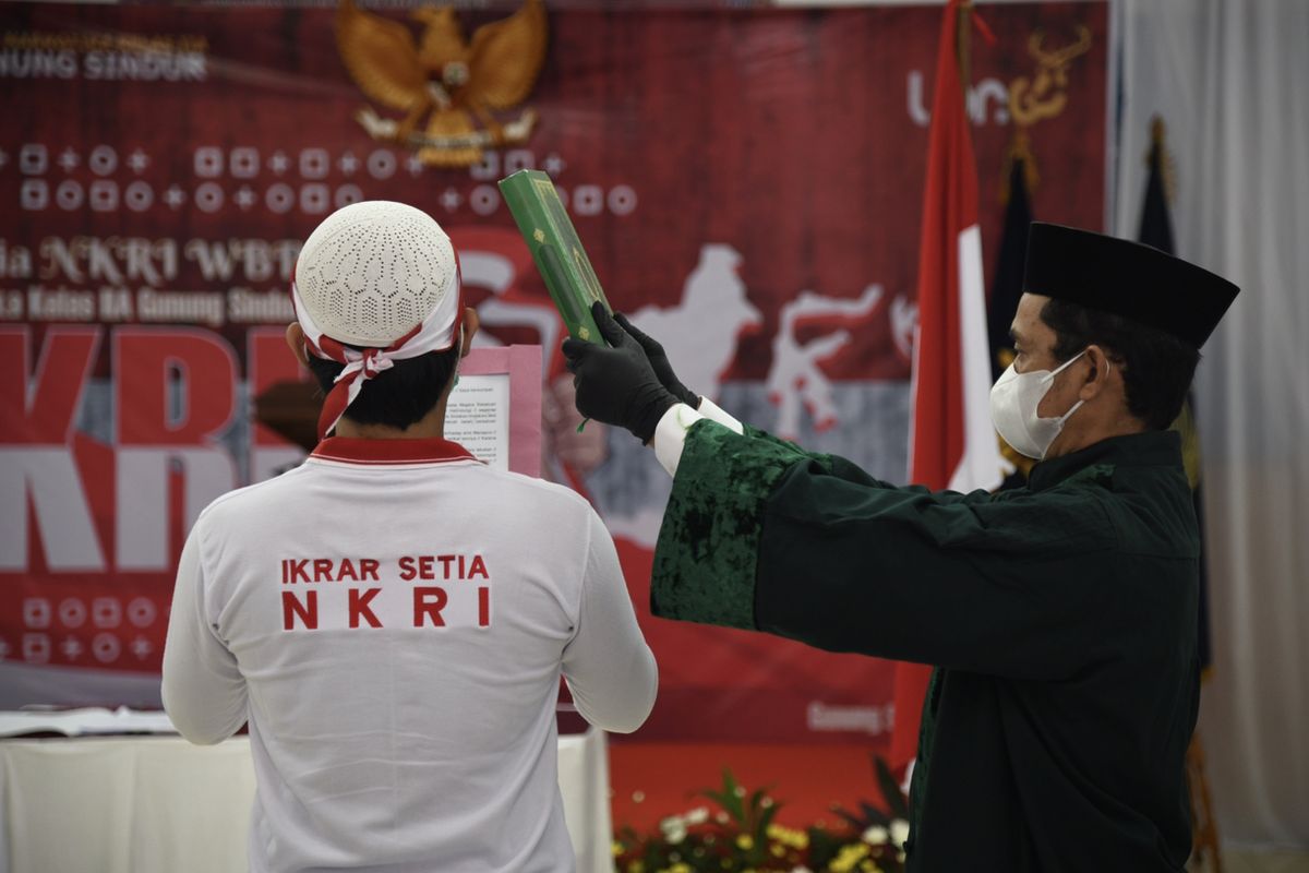 A total of 34 terrorism convicts pronounced their pledge of allegiance to the Republic of Indonesia (NKRI) at the Gunung Sindur Class IIA Narcotics Prison, Bogor, Thursday, April 15.