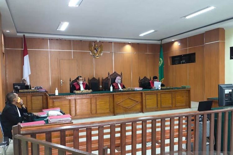 Majelis hakim membacakan putusan terhadap empat terdakwa kasus narkoba di Pengadilan Negeri Idi, Aceh Timur, Rabu (6/10/2021).