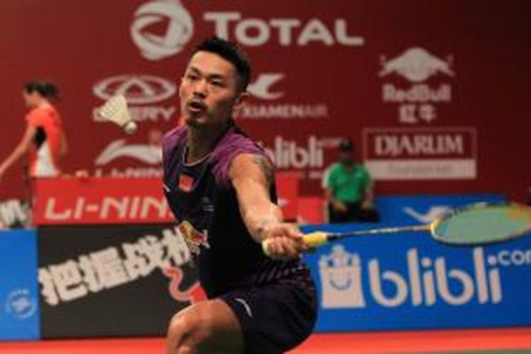 Pemain tunggal putra Tiongkok Lin Dan bertanding melawan pemain Amerika Sattawat Pongnairat saat Total BWF World Championships 2015 di Istora Senayan Jakarta, Selasa (11/8/2015). Lin Dan lolos dari babak kedua setelah menang dengan skor 21-8, 21-11.