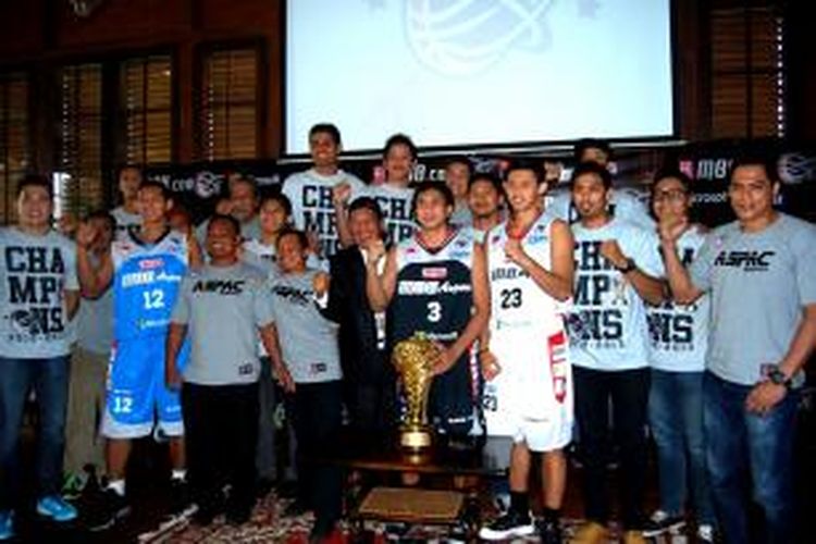 Tim basket M88 Aspac Jakarta berpose usai mengadakan konferensi pers di Batavia cafe, Jakarta Utara, Selasa (12/11/2013).