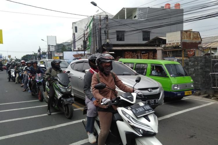 Arus lalu lintas di sekitar lokasi Mall Boxies 123 mengalami kemacetan di Jalan Raya Tajur, Bogor, Jawa Barat, Selasa (14/1/2020).