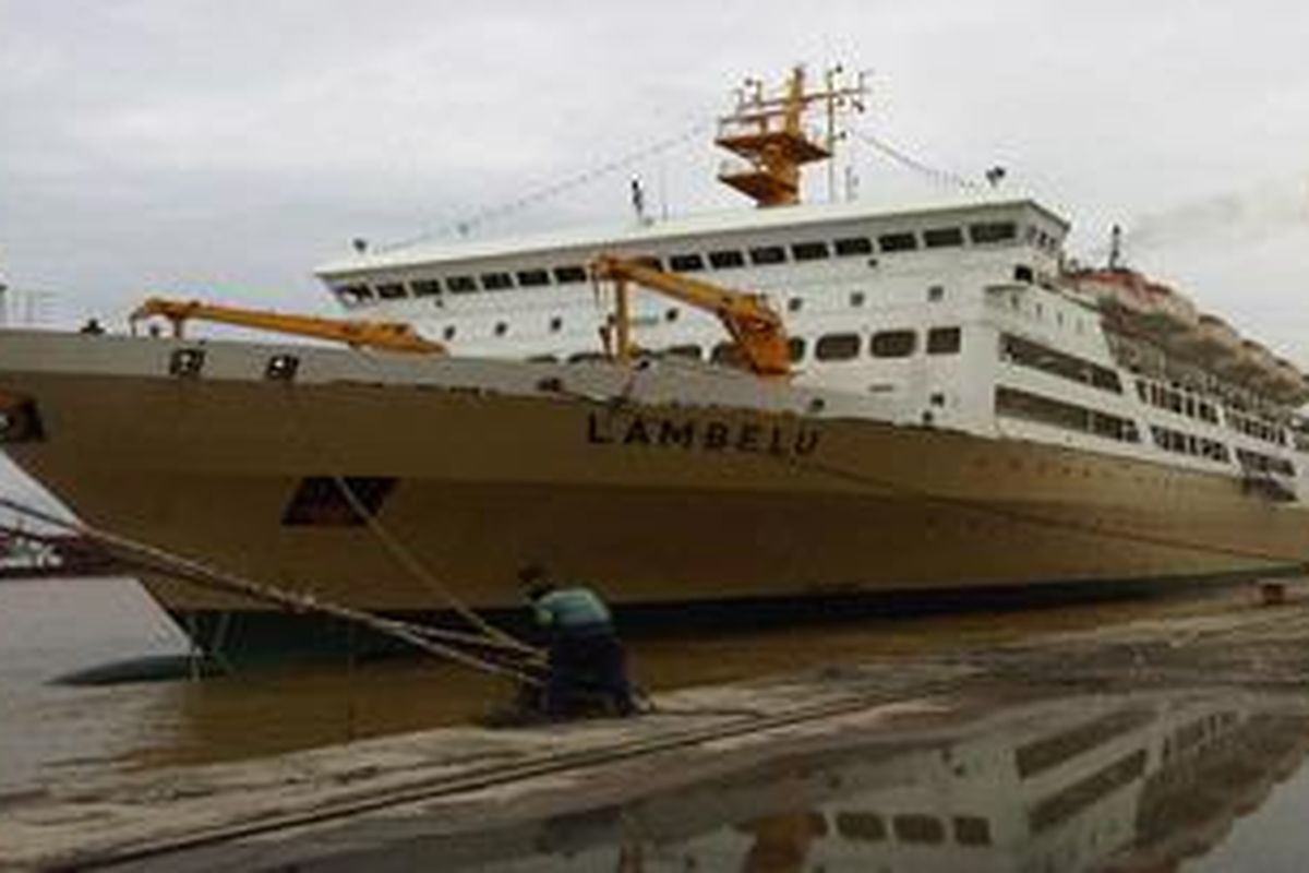 KM Lambelu sandar di Pelabuhan Boom Baru, Palembang, Sumatera Selatan, Jumat (4/11). Kapal berkapasitas 2.003 penumpang itu akan dijadikan penginapan terapung selama SEA games XXVI di Palembang, 11-22 November 2011