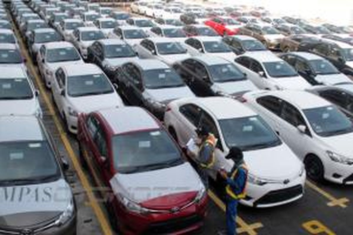 Kegiatan ekspor beberapa model andalan Toyota Indonesia ke luar negeri.