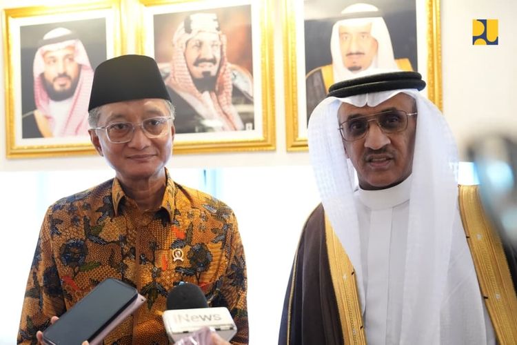 Kementerian Pekerjaan Umum (PU) tengah mempersiapkan pertemuan bilateral dengan Pemerintah Arab Saudi yang dijadwalkan berlangsung pada 23 Oktober 2025 di Jeddah sebagai bagian dari rangkaian agenda kerja sama antara kedua negara dalam bidang air, infrastruktur, dan energi bersih. Menteri PU Dody Hanggodo akan memimpin delegasi Indonesia pada pertemuan tersebut yang juga akan dihadiri oleh Menteri Lingkungan, Air, dan Pertanian Arab Saudi Abdulrahman Abdulmohsen Al Fadley.