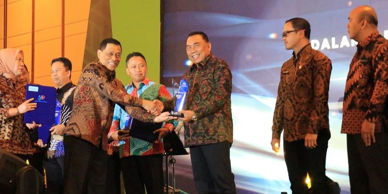 Penghargaan tersebut diserahkan secara langsung oleh Sekretaris Utama (Sestama) BPS RI Atqo Mardiyanto kepada Bupati Jembrana I Nengah Tamba dalam acara Diseminasi Hasil Sensus Pertanian Tahap I dan penganugerahan Hasil Evaluasi Penyelenggaraan Statistik Sektoral yang digelar di Hotel Ritz-Carlton, Jakarta Pusat, Senin (4/12/2023).