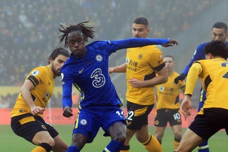 Trevoh Chalobah (tengah) mencoba melepaskan diri dari kawalan pemain lawan pada laga pekan ke-18 Liga Inggris yang mempertemukan Wolves vs Chelsea di Stadion Molineux, Minggu (19/12/2021).