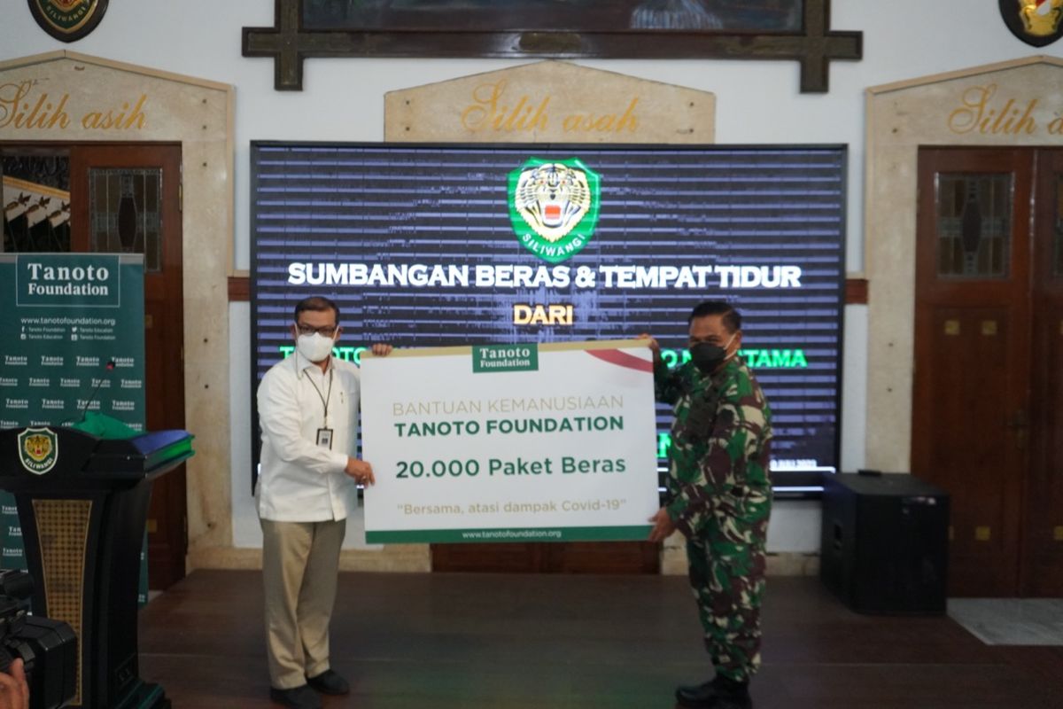 Direktur External Affairs Ari Gudadi selaku perwakilan dari Tanoto Foundation secara simbolis memberikan 200 ton beras kepada perwakilan Kepolisian Daerah (Polda) Jabar dan Komando Daerah Militer (Kodam) III/Siliwangi,  Jumat (30/7/2021).
