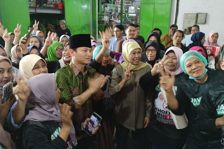 Cagub Jatim nomor urut 2, Khofifah Indar Parawansa, saat blusukan ke salah satu pabrik produksi saus dan kecap di Kecamatan Pogalan Trenggalek Jawa Timur, Jumat (01/11/2024).
