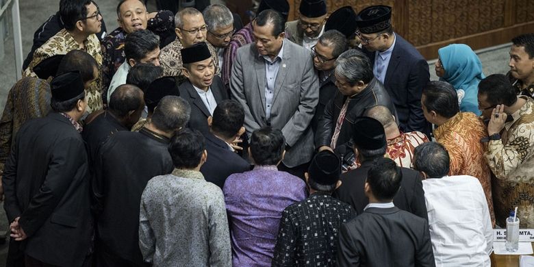 Anggota DPR Fraksi PKS melakukan konsolidasi seusai musyawarah dan lobi di sela-sela rapat sidang Paripurna ke-32 masa persidangan V tahun sidang 2016-2017 di Kompleks Parlemen Senayan, Jakarta, Kamis (20/7/2017). Hasil musyawarah pimpinan DPR dengan pimpinan Fraksi disetujui 573 pasal pemilu dan voting untuk dua opsi paket A atau B.