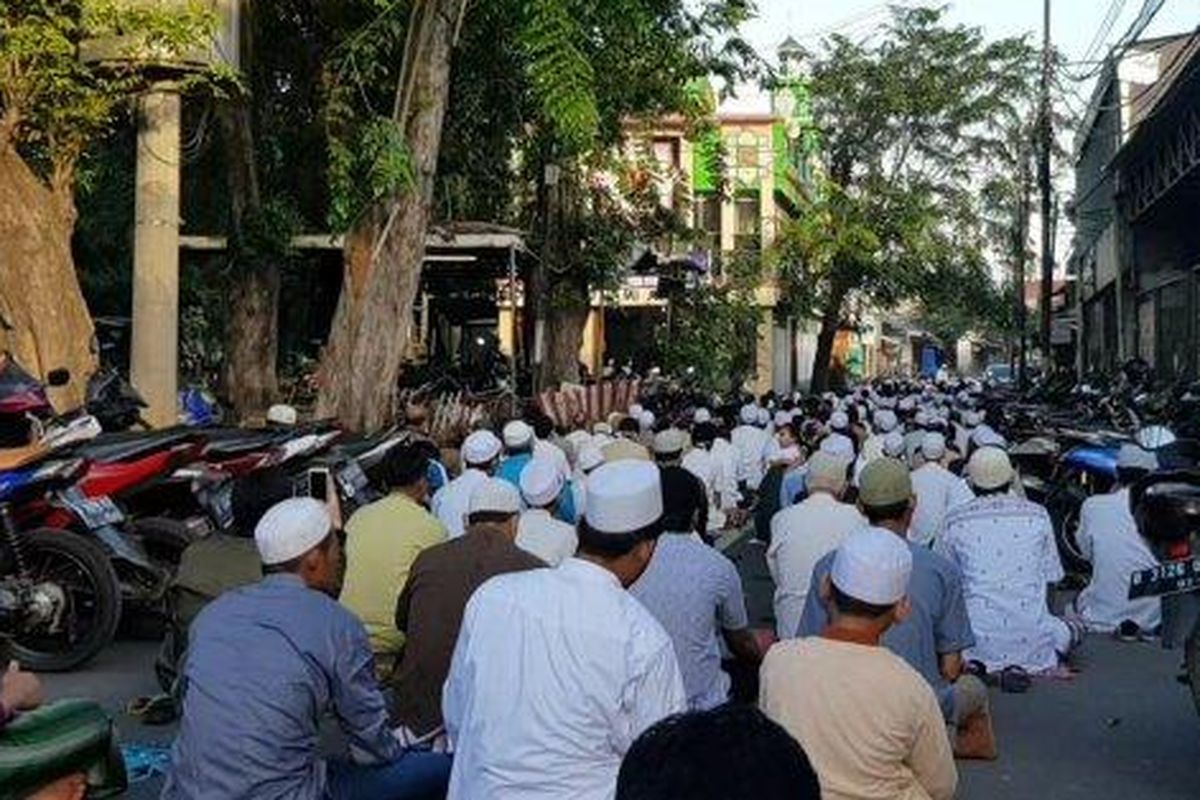 Jamaah satu Masjid di Kelurahan Pondok Bambu saat menggelar Salat Id berjemaat di Duren Sawit, Jakarta Timur, Minggu (24/5/2020). 