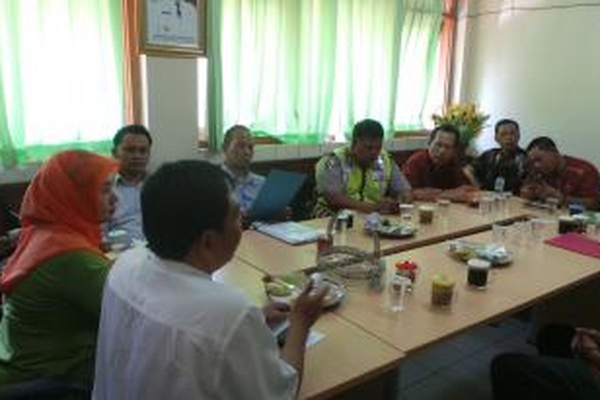 Mediasi antara pengembang dan seorang warga yang kontrakan yang ditembok oleh pengembang di kantor Kelurahan Lubang Buaya, Cipayung, Jakarta Timur. Kamis (27/8/2015).