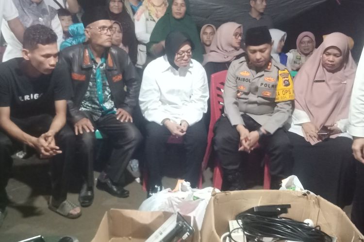 Mensos Risma didampingi Kapolres Padang Pariaman AkBP Achamd Faisol Amir mengunjungi korban bencana banjir dan longsor di Padang Pariaman, Sumbar, Rabu (13/3/2024) malam