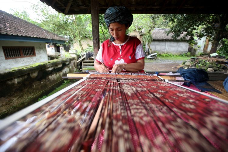 Warga membuat tenun geringsing di Desa Adat Tenganan, Kecamatan Manggis, Kabupaten Karangasem, Bali, Sabtu (3/2/2018).  Produksi tenun kain geringsing buatan tangan menjadi andalan desa ini.