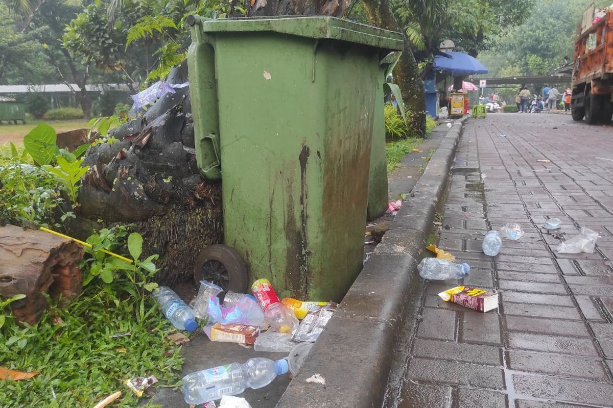 Sampah-sampah berserakan di salah satu sudut Taman Margasatwa Ragunan, Jakarta Selatan, Kamis (27/4/2023). 