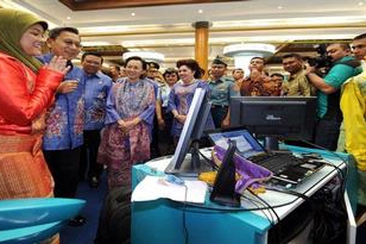 Indonesian Vice President Boediono (2nd L) visits an exhibition of small and medium scale industries in Jakarta  on June 23, 2010. Small and medium scale industries are potential to create employment and to generate foreign currencies through export, data said in 2008 there was 7.7 million people working in the sectors and contributed 7.52 percent of Indonesias total exports.