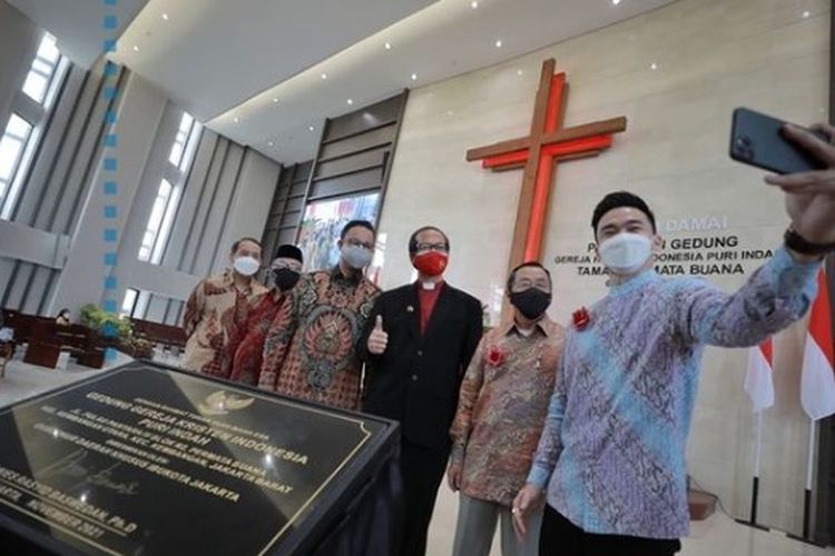 Gubernur DKI Jakarta Anies Baswedan (ketiga dari kiri) meresmikan Gedung Gereja Kristen Indonesia (GKI) Puri Indah Jakarta Barat, Minggu (7/11/2021).