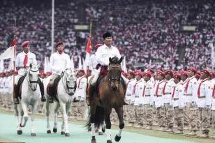 Ketua Dewan Pembina Partai Gerindra, Prabowo Subianto ketika menunggangi kuda pada kampanye terbuka dari Partai Gerindra di Stadion Utama Gelora Bung Karno, Senayan, Jakarta Selatan, Minggu (23/3/2014).