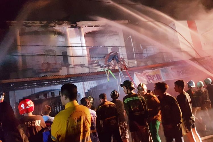 Petugas pemadam kebakaran padamkan api yang membakar tiga ruko di Jalan Panglima Aim, Kecamatan Pontianak Timur, Kota Pontianak, Kalimantan Barat, Jumat (5/7/2019) dini hari. 