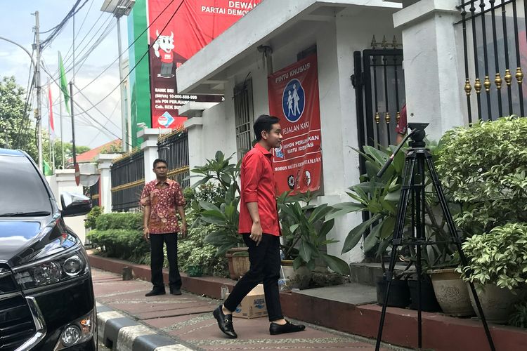 Gibran Rakabuming Raka tiba di Kantor DPP PDI-P untuk mengikuti fit and proper test demi mencalonkan diri sebagai Wali Kota Solo
