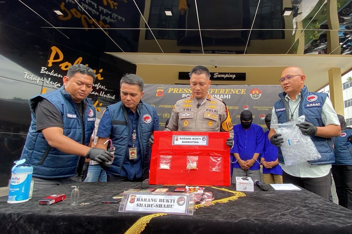 Polisi menangkap Ketua Bawaslu Bandung Barat Riza Nasrul Falah saat pesta sabu di Cililin, Bandung Barat, Jumat (5/3/2025).