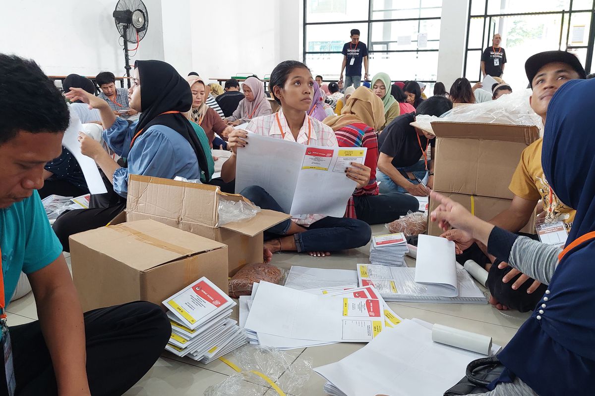 KPU Jakarta Barat mulai menggelar kegiatan sortir-lipat surat suara caleg DPR RI dapil 3 di Gelanggang Olahraga Remaja (GOR) Kebon Jeruk, Selasa (2/1/2024)