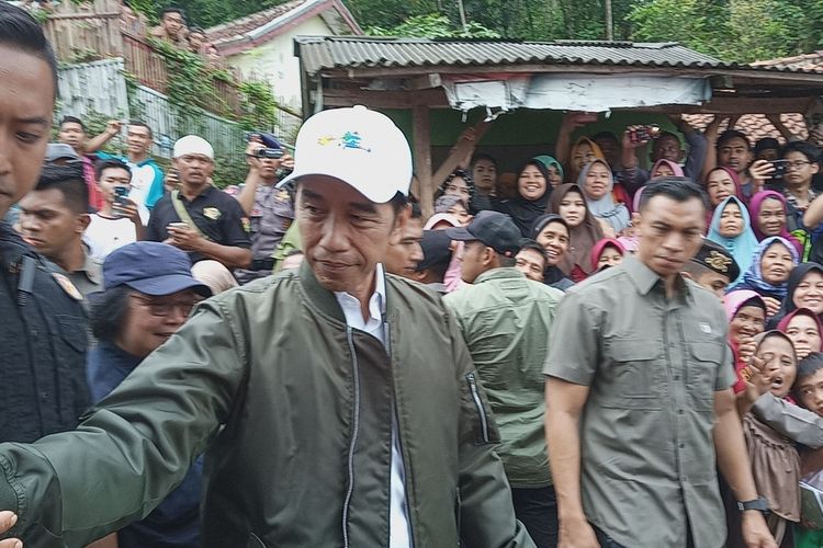 Presiden Joko Widodo (Jokowi) meninjau lokasi bencana banjir dan longsor di Kampung Banar, Desa Harkatjaya, Kecamatan Sukajaya, Senin (3/2/2020).