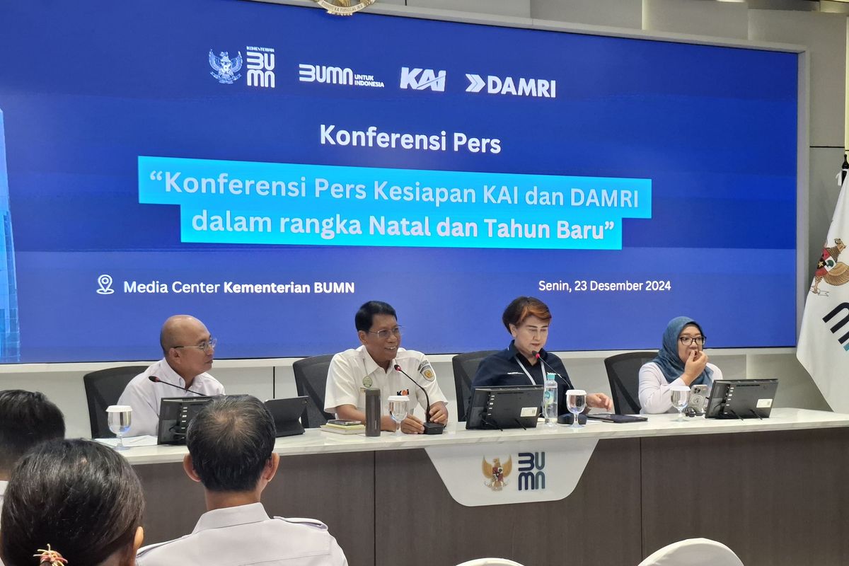 Direktur Utama KAI Didiek Hartantyo menjelaskan persiapan KAI mengahdapi perjalanan selama Nataru 2024/2025 dalam konferensi pers bersama Kepala Biro Hubungan Masyarakat dan Fasilitasi Dukungan Strategis Kementerian BUMN Rachman Ferry Isfianto, yang digelar di Media Center Kementerian BUMN, Jakarta, pada Senin (23/12).
