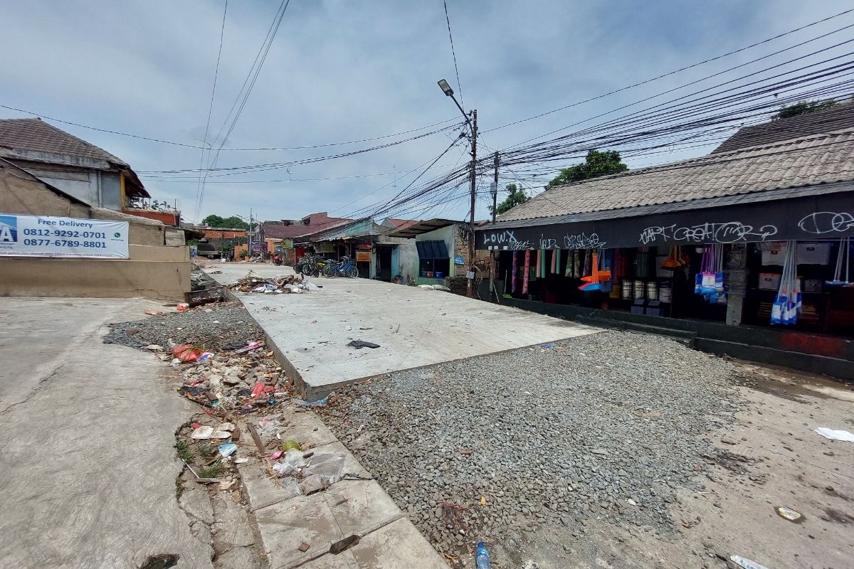 Suasana peninggian jalan menuju jembatan di Jalan Prof Hamka, Larangan, Kota Tangerang. Diduga peninggian jalan itu membuat banjir yang terjadi pada Minggu (7/11/2021) di kawasan sekitarnya memburuk. Suasana proyek difoto pada Senin (8/11/2021).