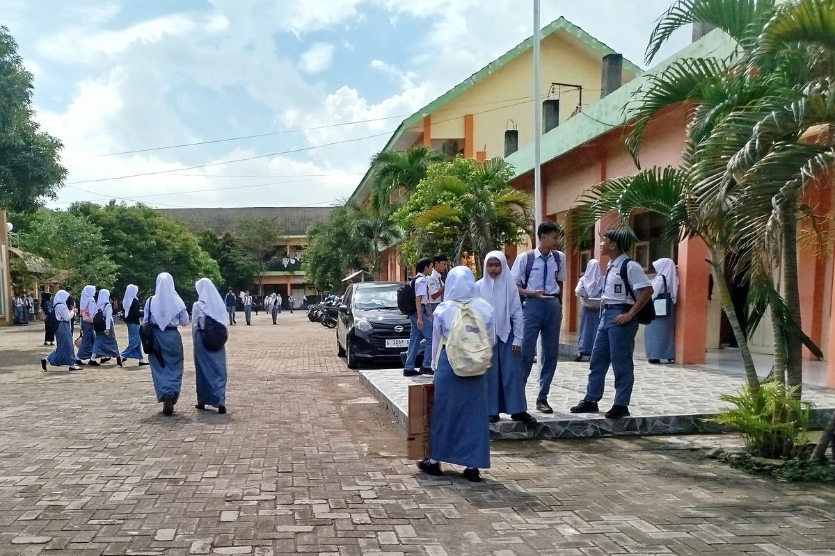 Siswa SMAN 2 Bangkalan saat berada di sekolah hendak pulang sekolah, Senin (2/6/2025). 