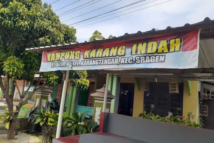 Pos Kamling, di Kawasan Kampung Karang Indah, Karangtengah, Sragen, Sragen, berdiri setelah pembangunan Jalan Tol Solo-Ngawi,