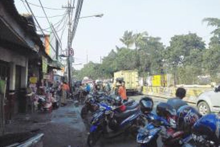 Sejumlah ruas jalan di Pasar Tanah Abang dijamuri parkir liar, Kamis (18/6/2015).