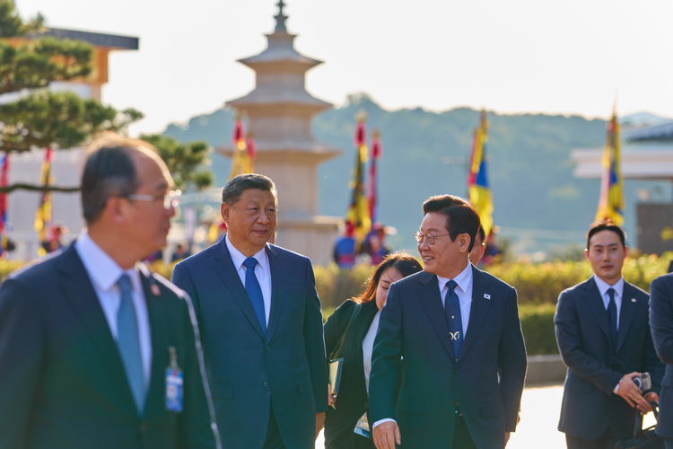 Presiden Lee Jae Myung (kedua dari kanan) berbincang dengan Presiden China Xi Jinping (kedua dari kiri) saat mereka berjalan menuju lokasi pertemuan puncak bilateral mereka di sela-sela acara KTT Kerja Sama Ekonomi Asia-Pasifik (APEC) di kota Gyeongju, Korea Selatan, Sabtu (1/11/2025). 