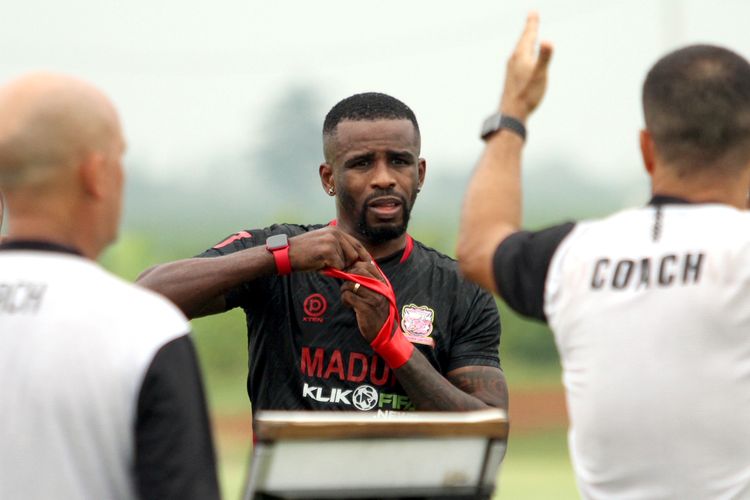 Pemain naturalisasi Madura United, Greg Nwokolo memperhatikan arahan pelatih saat latihan perdana untuk persiapan putaran kedua Liga 1 2021-2022 di Lapangan Gelora Soekarno Desa Mojoagung Kabupaten Pati, Jawa Tengah, Senin (20/12/2021) sore. 