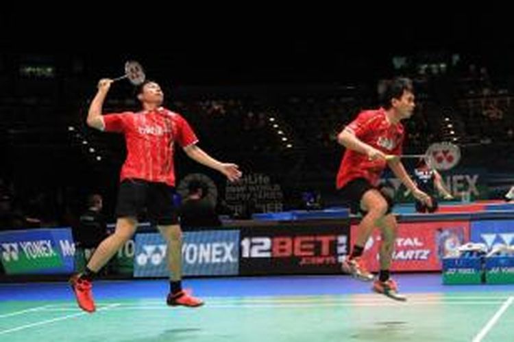 Pasangan ganda putra Indonesia, Mohammad Ahsan (kanan)/Hendra Setiawan, mengembalikan kok dari pasangan Inggris, Andrew Ellis/Peter Mills, pada babak pertama All England di Barclaycard Arena, Birmingham, Rabu (4/3/2015). Ahsan/Hendra menang 21-9, 21-17.
