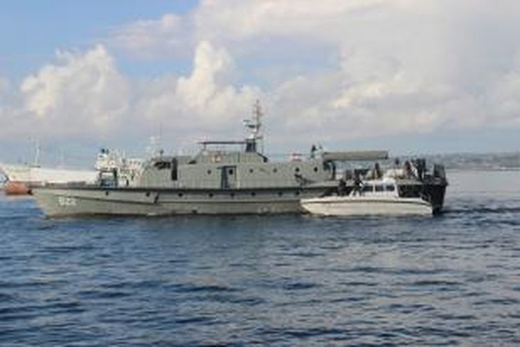 KRI Weling saat melakukan latihan PAM VVIP di Kawasan Pelabuhan Benoa (16/4/2015)