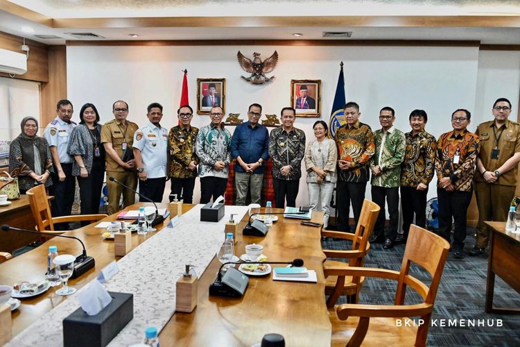 Audiensi antara Penjabat (Pj) Gubernur Sumatera Selatan (Sumsel) sekaligus Direktur Jenderal (Dirjen) Bina Keuangan Daerah (Keuda) Agus Fatoni melakukan audiensi dengan Menteri Perhubungan (Menhub) Budi Karya Sumadi.