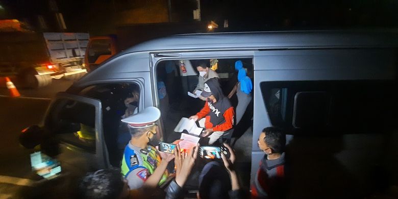 Para penumpang sebuah mobil travel berhasil lolos dengan menunjukkan tes antigen positif saat melewati Pos Cileunyi dan Gentong saat berangkat mudik dari Bandung menuju Tasikmalaya, Kamis (6/5/2021) tengah malam.
