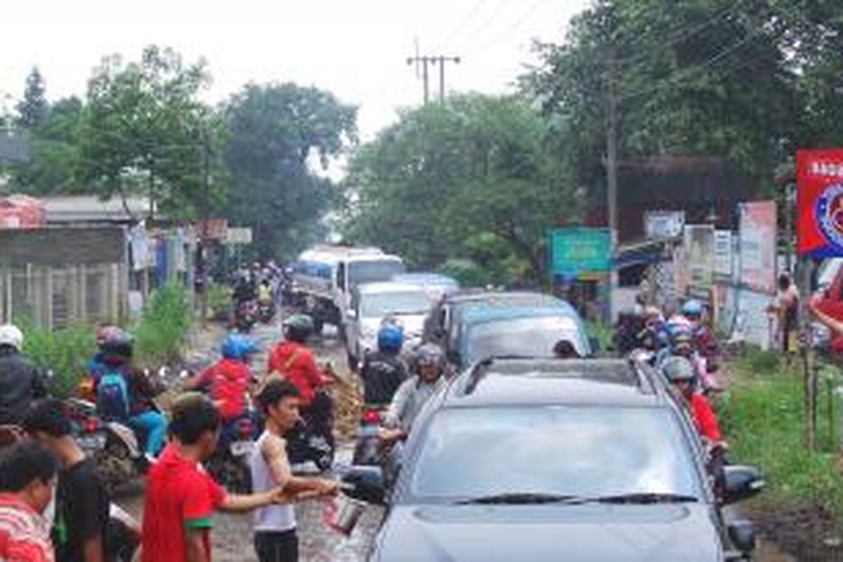 Jalan di Kecamatan Ciseeng, Kabupaten Bogor, rusak parah. 