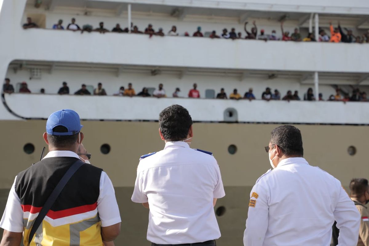 Kemenhub meninjau pergerakan menumpang di Pelabuhan Jayapura.