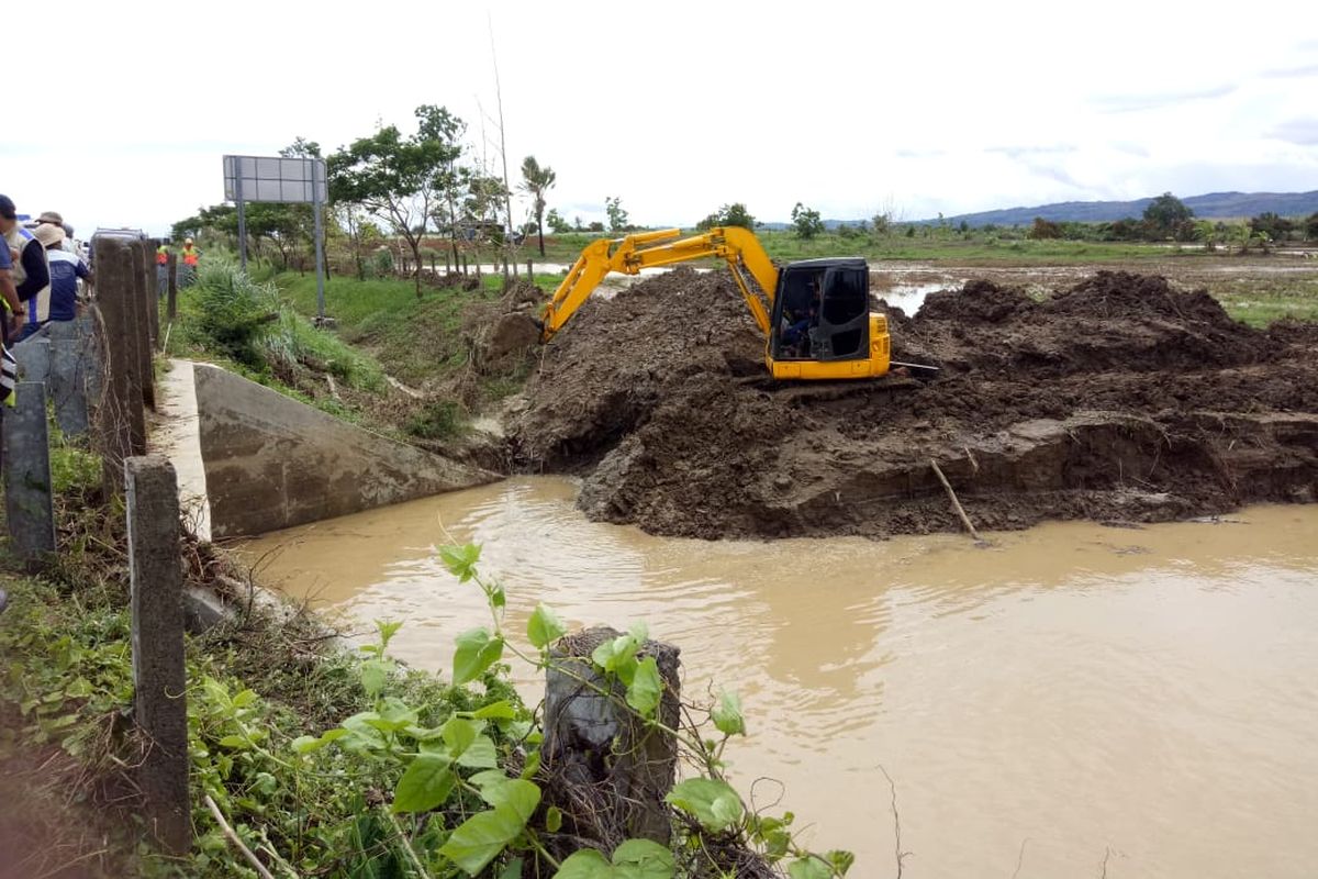 Astra Tol Cikopo-Palimanan  bersama dengan Dirjen SDA PUPR serta BBWS Cimanuk-Cisanggarung Kabupaten Cirebon terjun langsung ke sungai Cilalanang, Indramayu. 