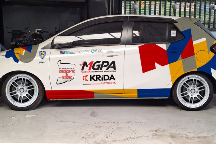 Mobil balap Toyota Agya yang disiapkan oleh MGPA untuk pengunjung yang memiliki KIS