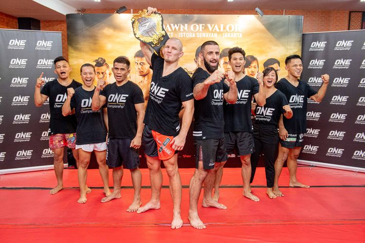 Para petarung ONE Championship berfoto pada sela latihan terbuka di Syena Martial Arts, Jakarta, Selasa (22/10/2019).