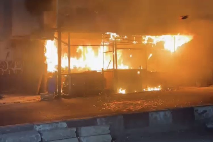 Api Padam, Tumpukan Kue Gosong Berserakan di Toko yang Terbakar di Pasar Ciputat Tangsel