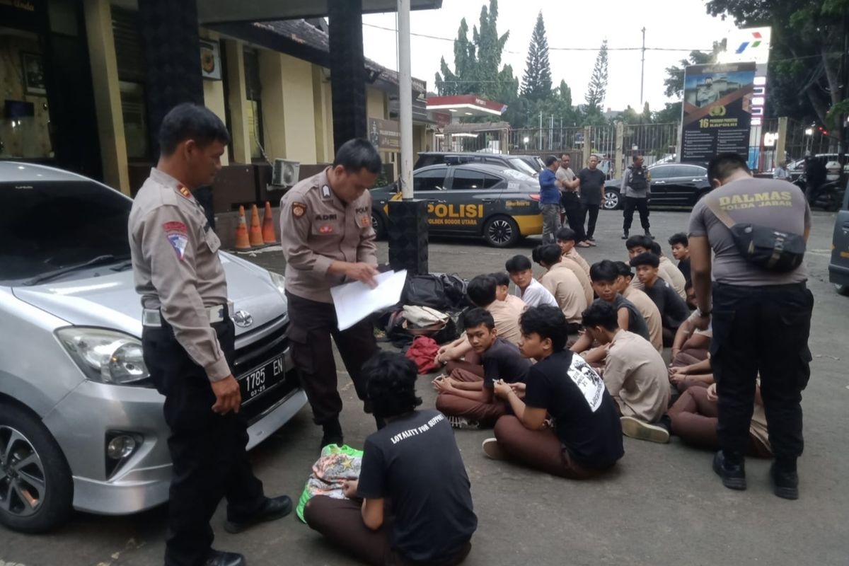 20 pelajar sekolah menengah atas (SMA) di Kota Bogor diamankan polisi usai tawuran di Jalan Bangbarung, Kelurahan Bantarjati, Kecamatan Bogor Utara, Kota Bogor, pada Selasa (7/5/20240) sore.