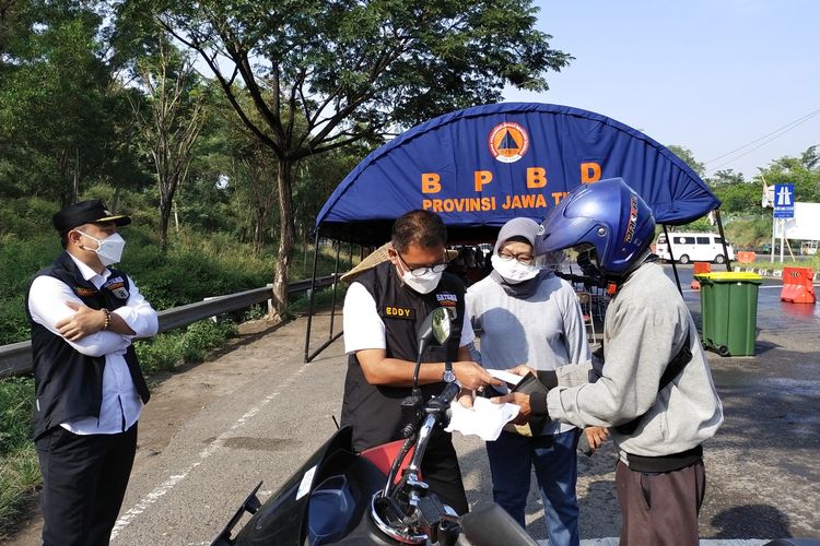 Ery Cahyadi Wali Kota Surabaya, didampingi Eddy Christijanto Kepala Satpol PP Pemkot Surabaya Saat Menghentikan Pengendara Motor Agar dilakukan Tes Swab Antigen Di Posko Penyeketan Suramadu sisi Madura, Jum'at (18/6/2021)