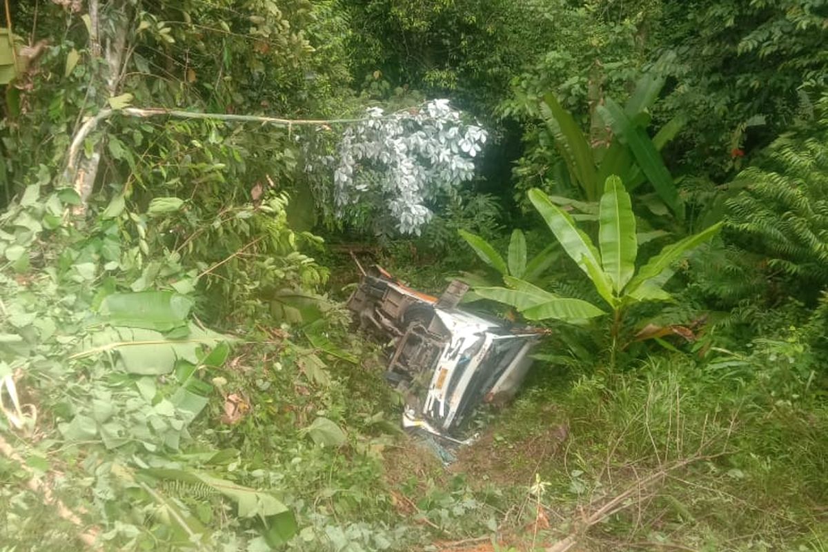 Sebuah Bus Damri tujuan Malinau - KTT masuk jurang karena tak kuat menanjak di tanjangan Gunung Belanda, Desa Sesua, Malinau yang merupakan perbatasan dengan KTT